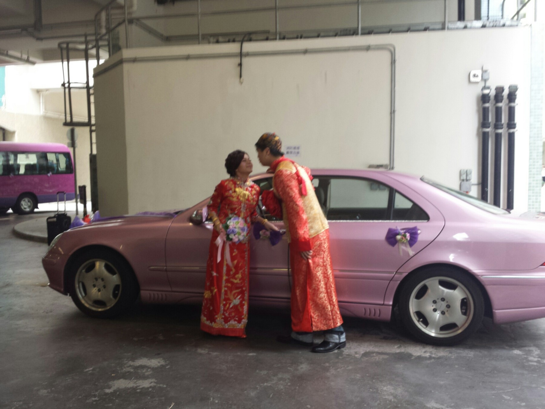 中式婚禮花車紅色絲帶佈置實照
