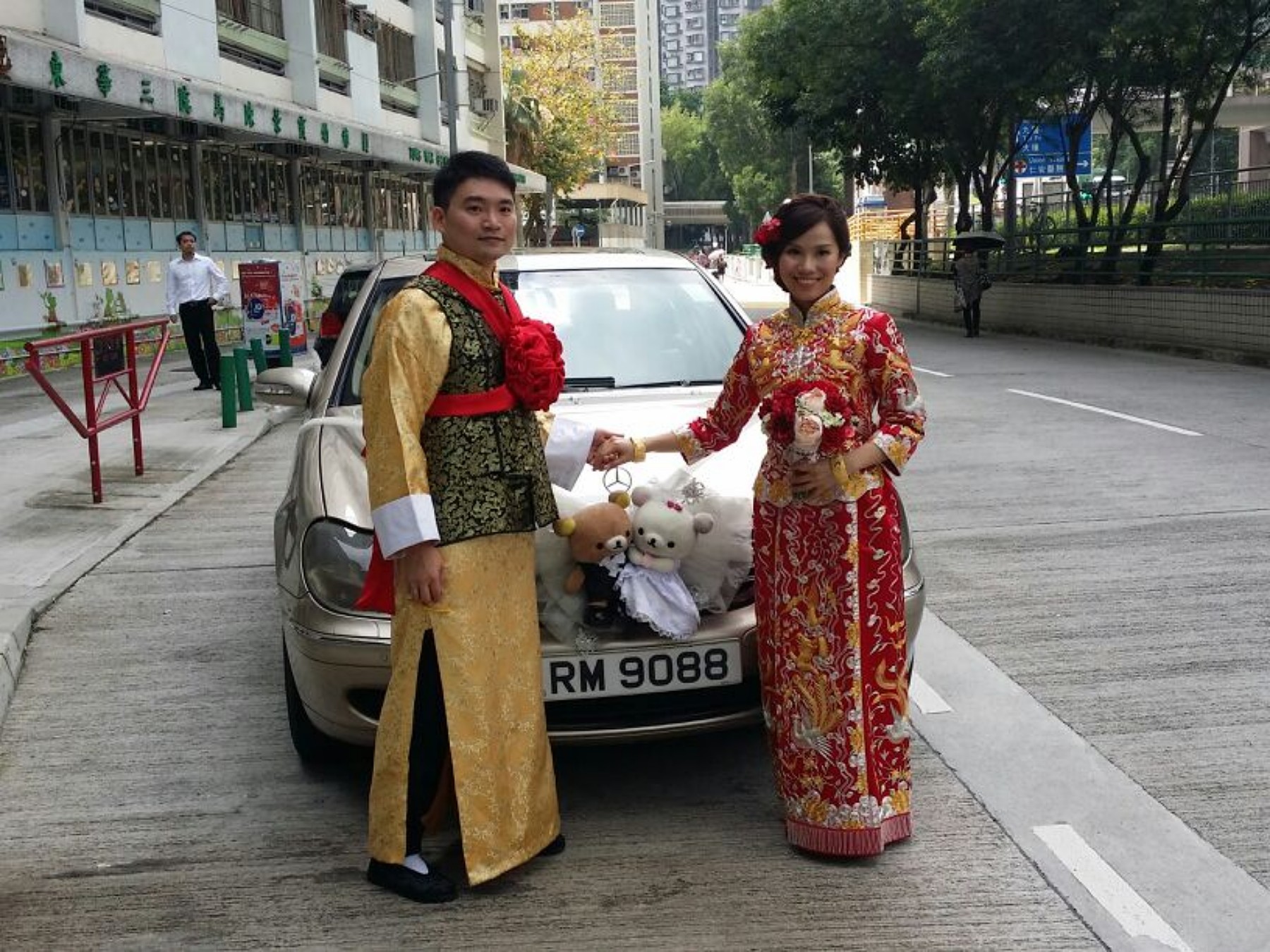 花車於屋苑停車場落客實照